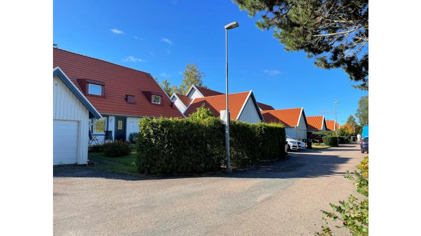I vårt område finns 25 bostadsrätter i 11 st parhus och 1 radhus 